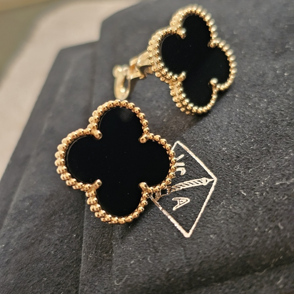Van Cleef & Arpels MAGIC BLACK ONYX YELLOW GOLD EARRINGS Excellent Condition